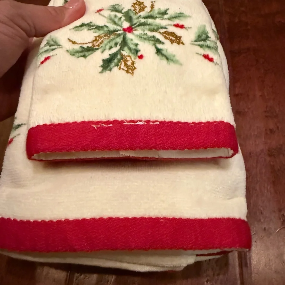 Lenox Set of 4 Holiday Towels 2 Hand & 2 Fingertip
